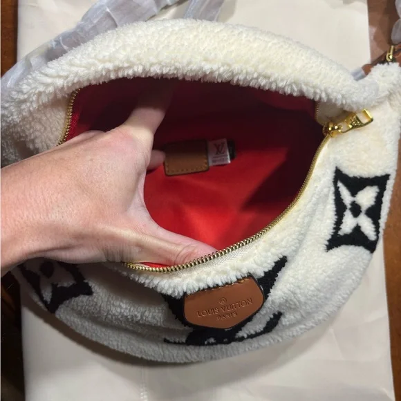 Louis Vuitton Giant Teddy bum bag White and Black Shearling crossbody - Picture 6 of 8
